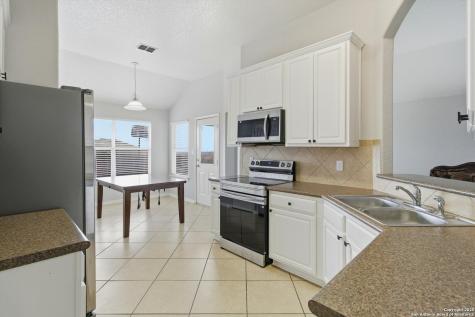 8242 Pioneer Oak Converse TX 78109