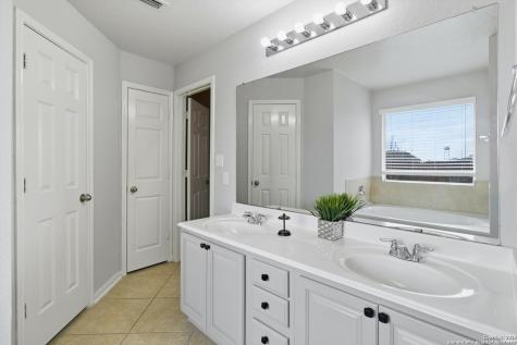 8242 Pioneer Oak Converse TX 78109
