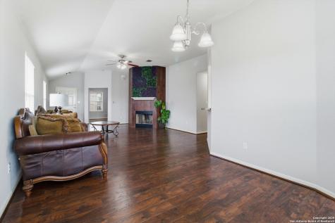 8242 Pioneer Oak Converse TX 78109