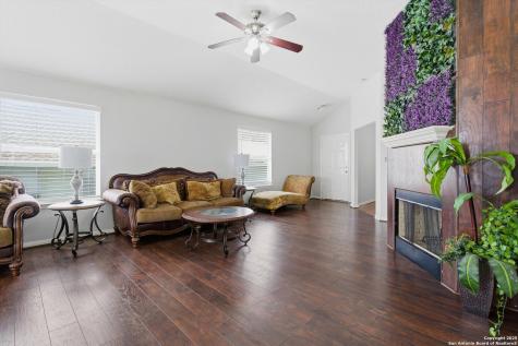 8242 Pioneer Oak Converse TX 78109