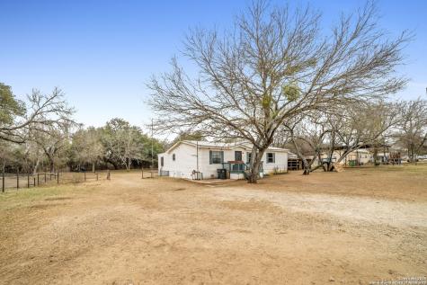 465 County Road 6753 Devine TX 78016