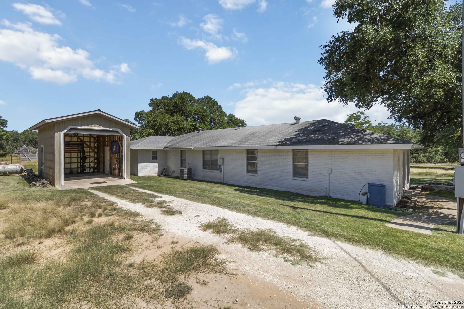 10406 Park Road 37 Lakehills TX 78063