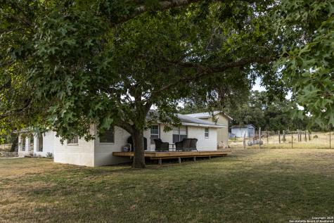 10406 Park Road 37 Lakehills TX 78063