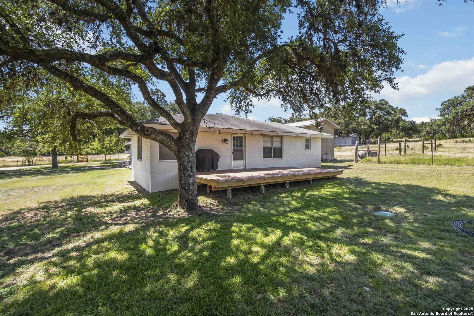 10406 Park Road 37 Lakehills TX 78063