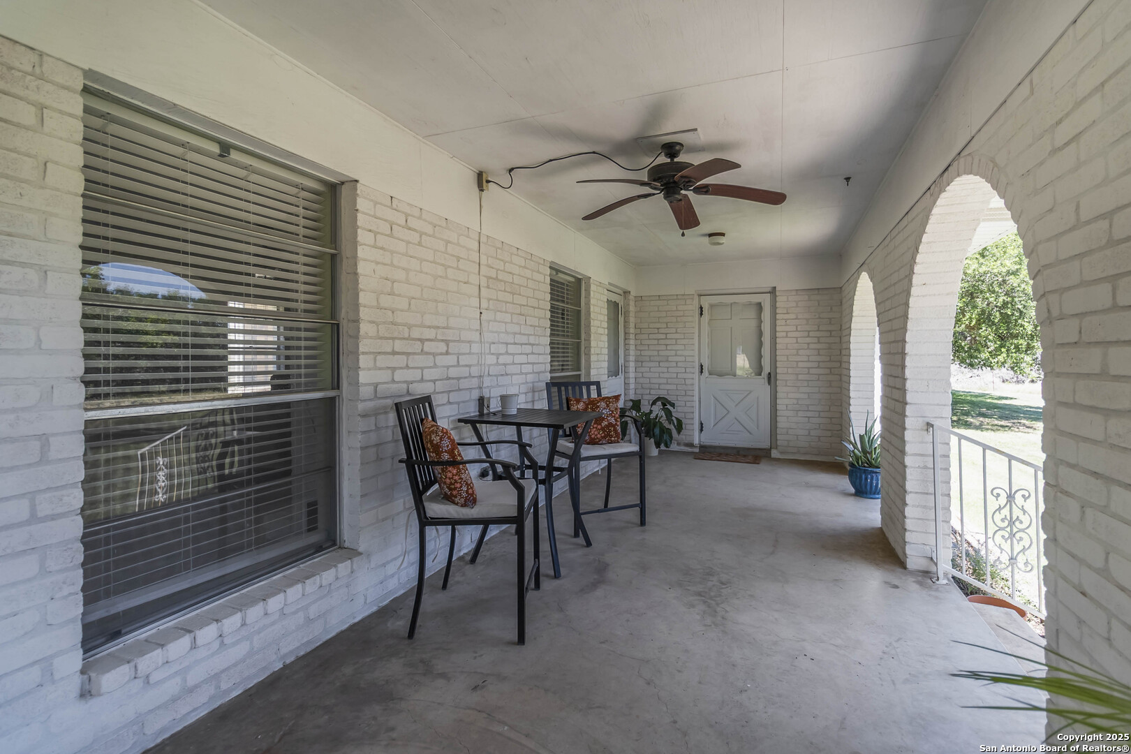 10406 Park Road 37 Lakehills TX 78063