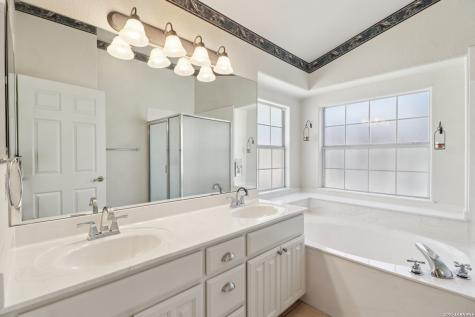 632 Oak Valley Kerrville TX 78028