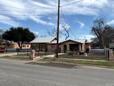 713 Boone Street Uvalde TX 78801