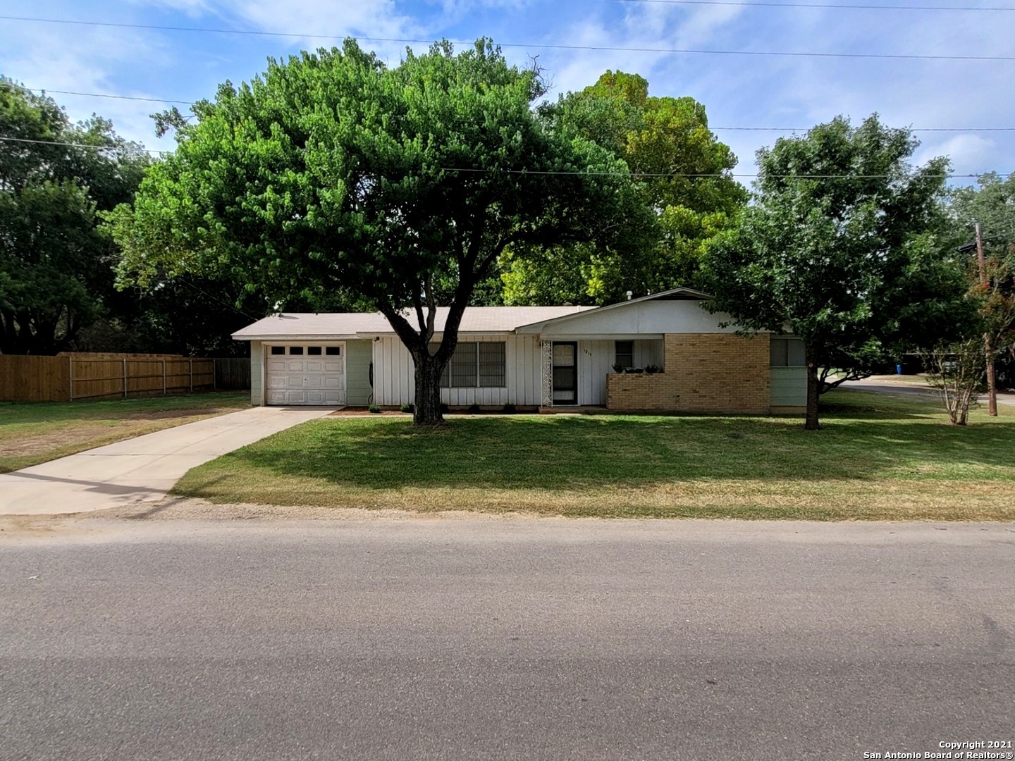 1215 G Street Floresville TX 78114