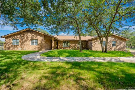 1866 Deer Trail Floresville TX 78114