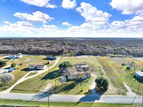 120 Rolling Hills Drive La Vernia TX 78121
