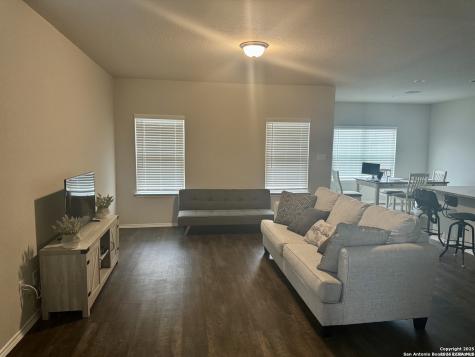 7535 Homewood Lane Elmendorf TX 78112