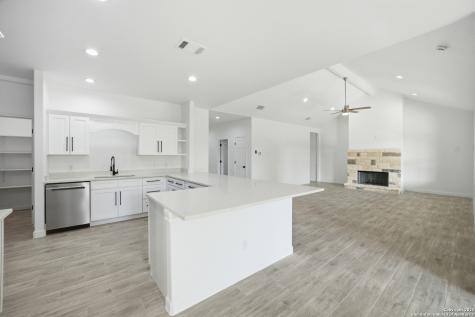 207 Deer Oaks Lakehills TX 78063