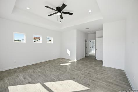 207 Deer Oaks Lakehills TX 78063