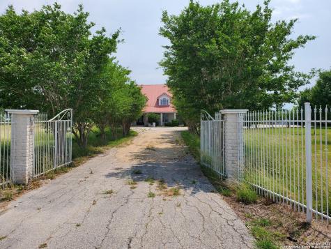4411 S Santa Clara Road Marion TX 78124