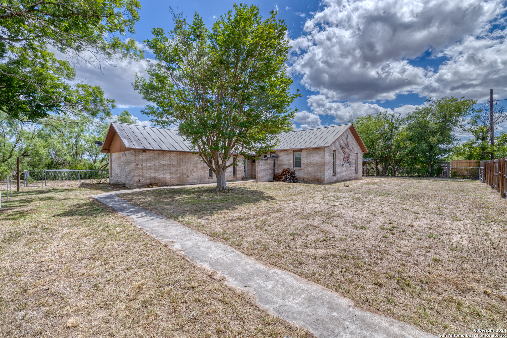 402 Congress Street Sabinal TX 78881