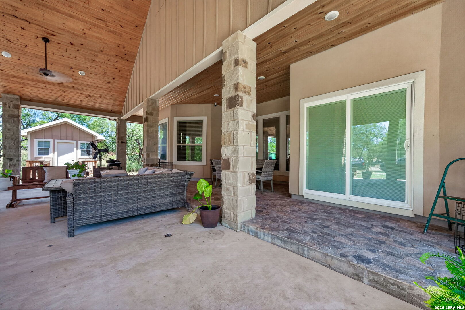 124 County Road 2662 Devine TX 78016
