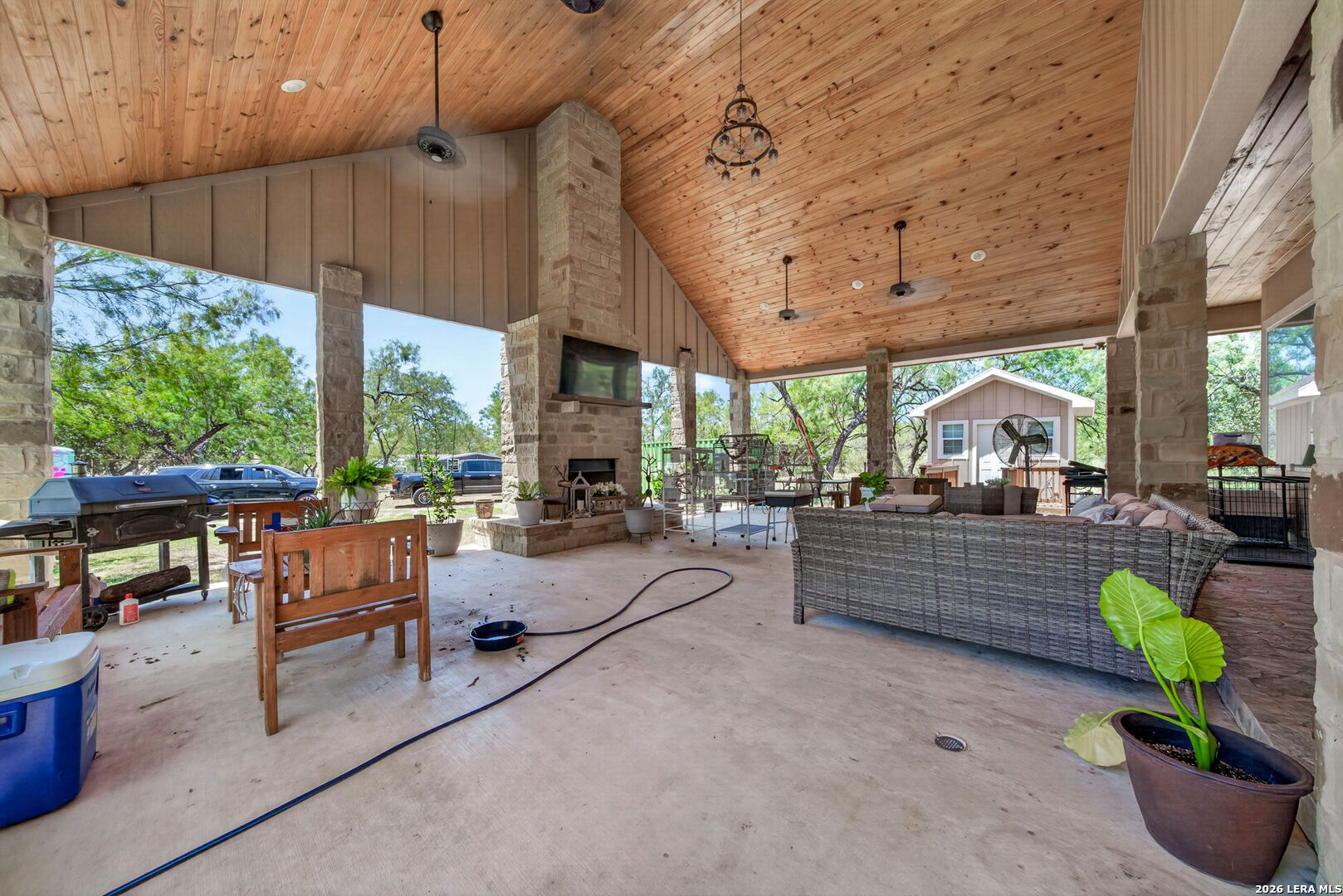 124 County Road 2662 Devine TX 78016