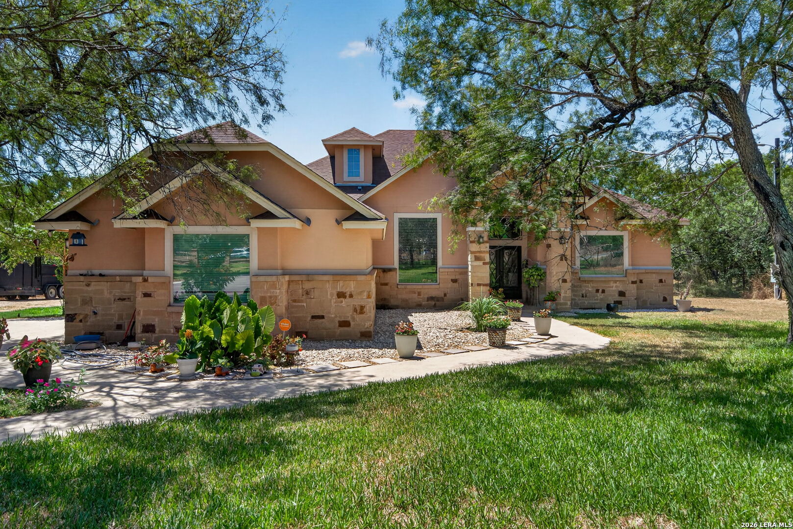124 County Road 2662 Devine TX 78016