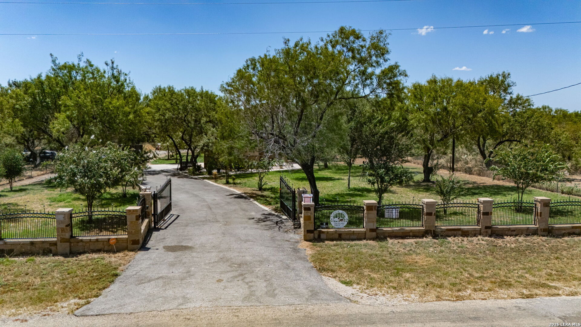 124 County Road 2662 Devine TX 78016