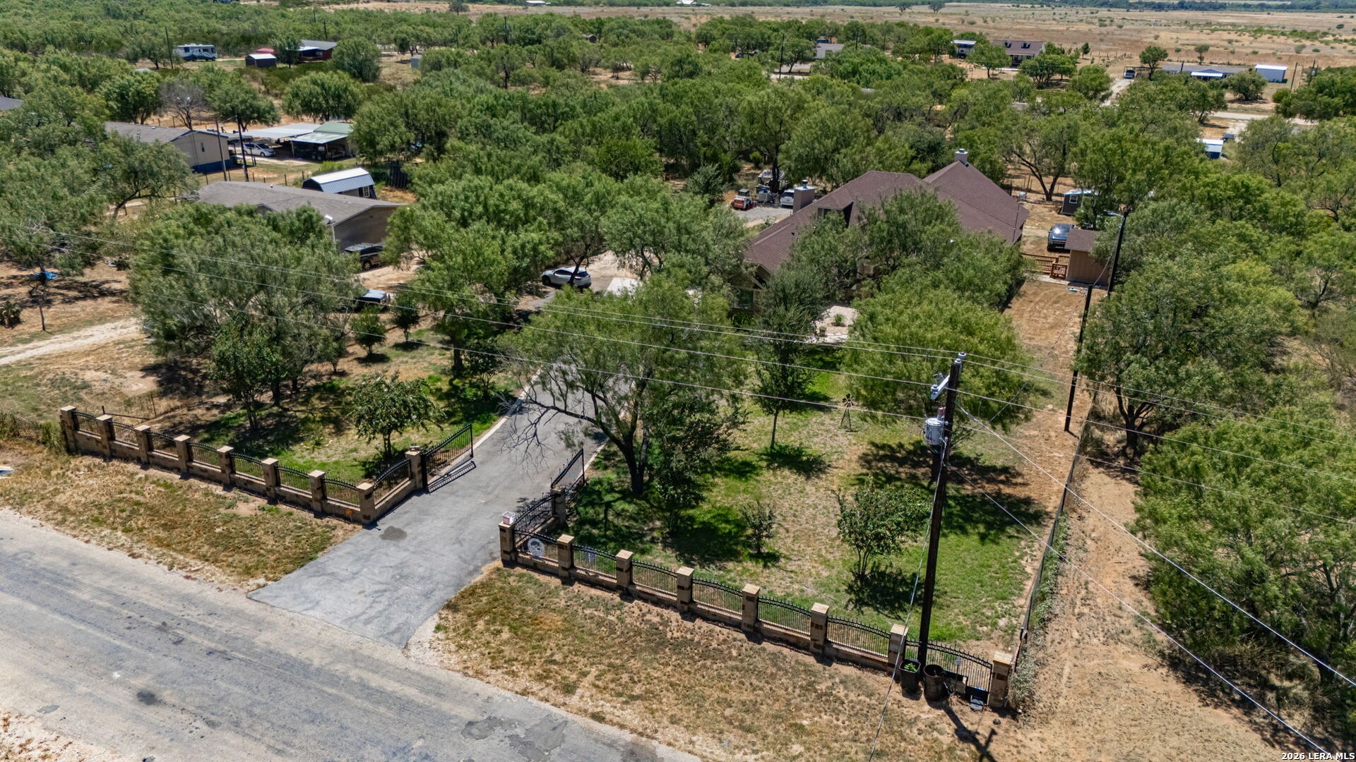 124 County Road 2662 Devine TX 78016