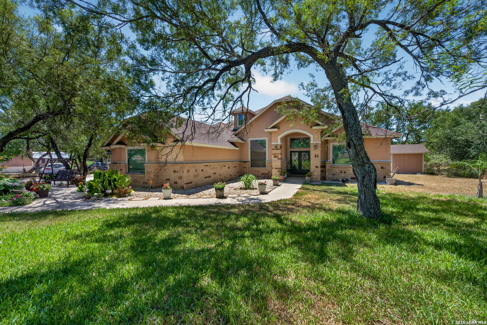124 County Road 2662 Devine TX 78016