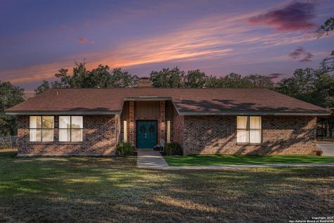 1860 Deer Trail Floresville TX 78114