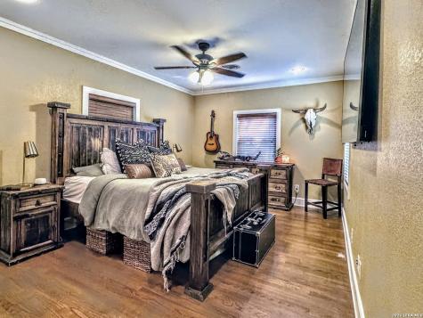 2828 2nd Street Pleasanton TX 78064