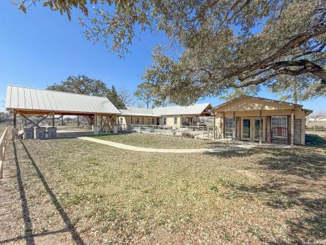 2828 2nd Street Pleasanton TX 78064