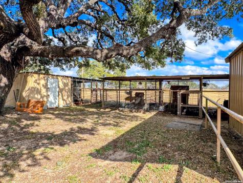 2828 2nd Street Pleasanton TX 78064