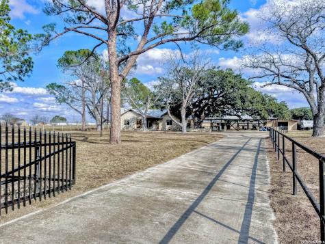 2828 2nd Street Pleasanton TX 78064