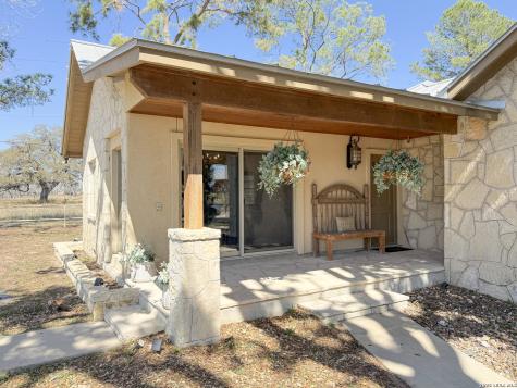 2828 2nd Street Pleasanton TX 78064