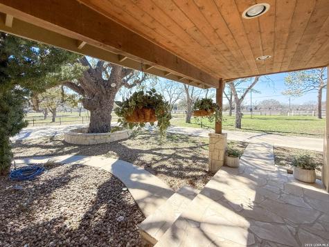 2828 2nd Street Pleasanton TX 78064