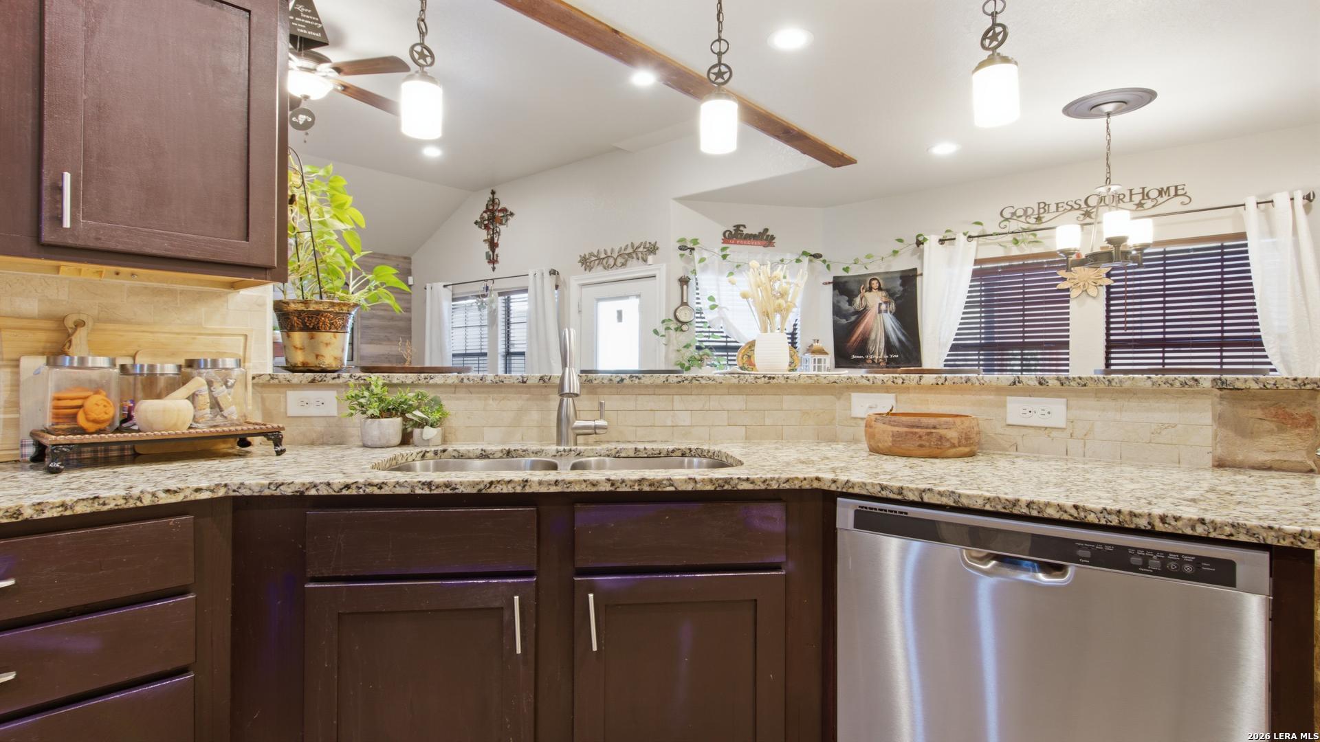 744 Crestview Floresville TX 78114