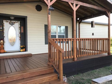 405 Meadow View Floresville TX 78114
