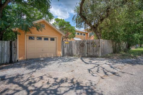 696 Faurie Road Lakehills TX 78063