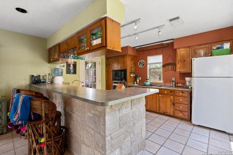 696 Faurie Road Lakehills TX 78063