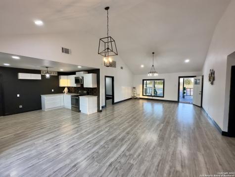 410 County Road 7719 Devine TX 78016