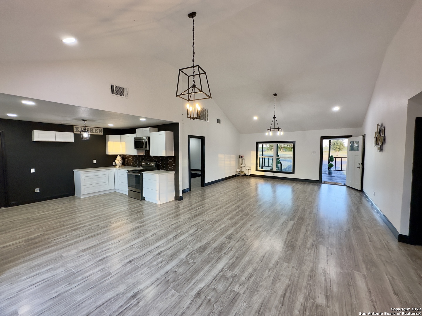 410 County Road 7719 Devine TX 78016