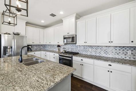 1073 Roanoke Kerrville TX 78028