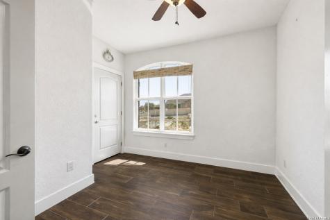 1073 Roanoke Kerrville TX 78028