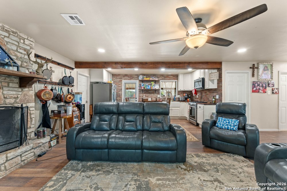 277 W Bear Springs Pipe Creek TX 78063