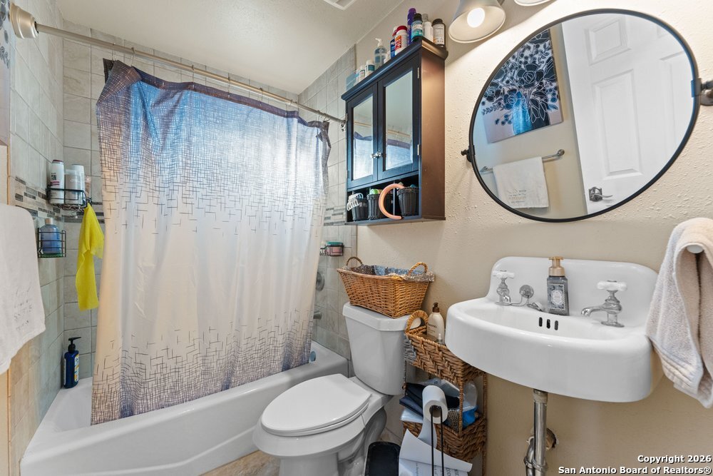 277 W Bear Springs Pipe Creek TX 78063