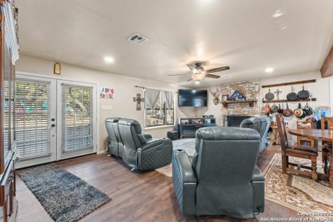 277 W Bear Springs Pipe Creek TX 78063
