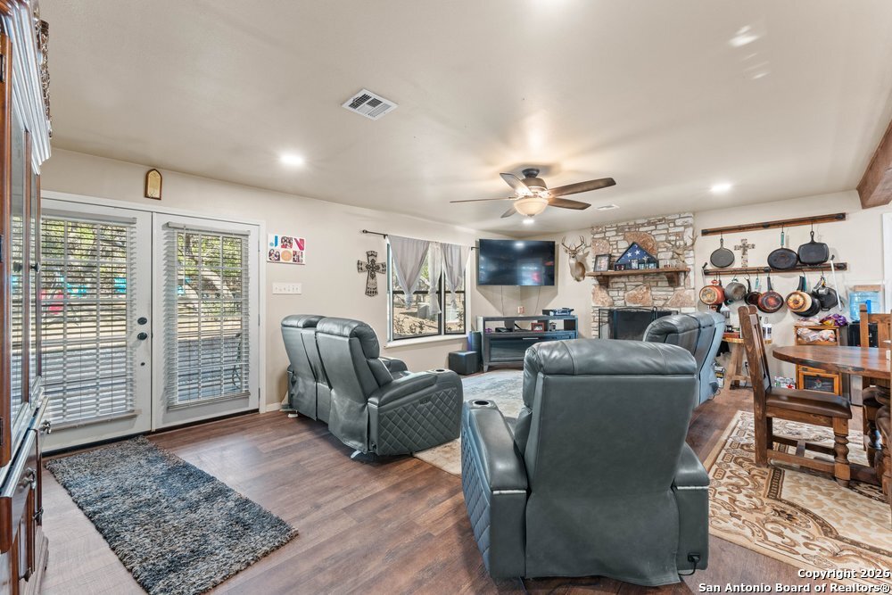 277 W Bear Springs Pipe Creek TX 78063