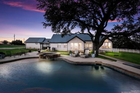 203 Broken Arrow Floresville TX 78114