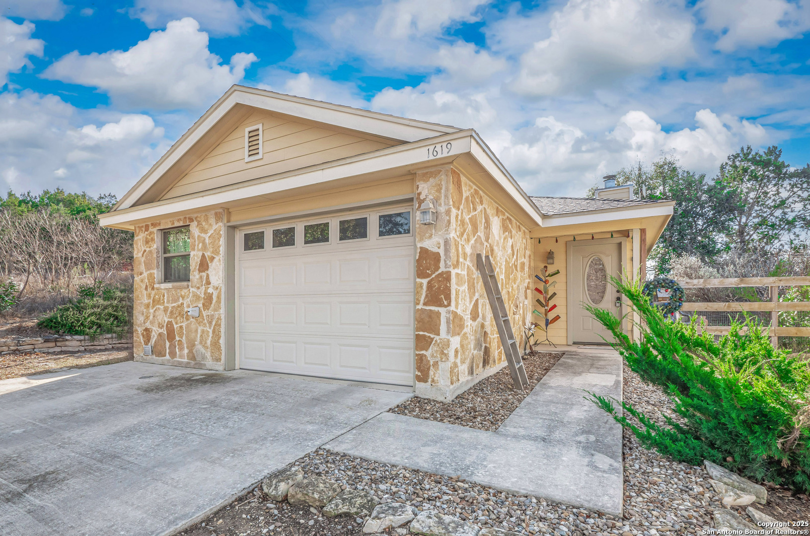 1619 Woodside Drive Kerrville TX 78028