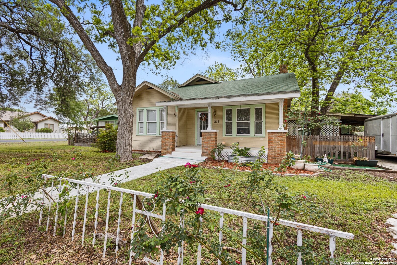 212 Kneupper Street Converse TX 78109