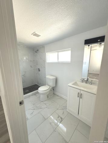514 Davis Avenue Devine TX 78016