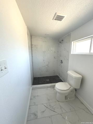 514 Davis Avenue Devine TX 78016