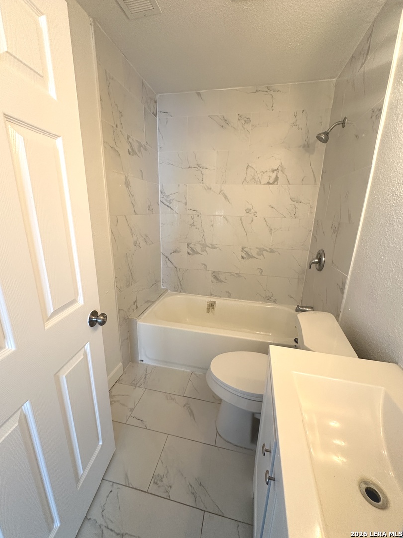 514 Davis Avenue Devine TX 78016